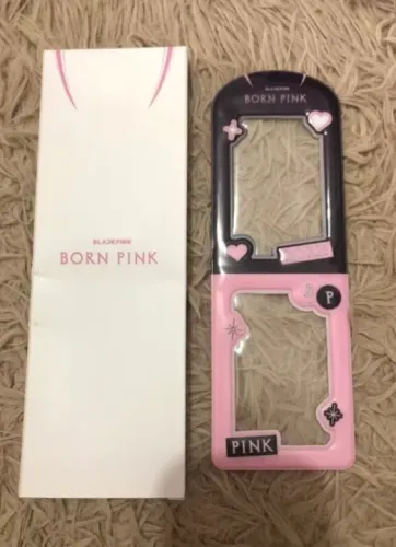 Holder BLACKPINK merch (BORN PINK TOUR)