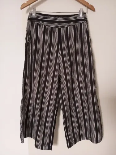 Calça pantacourt listrada preto e branco