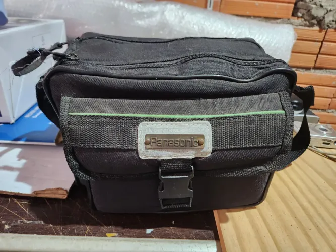 Filmadora Panasonic Palmcoder iq, com capa, fita, bateria e carregador - Leia o anúncio 