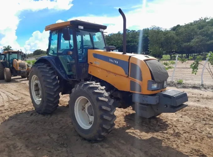 Trator Valtra BM 110 ano 2015, 4x4, com 20.000 horas e ar condicionado, em GO