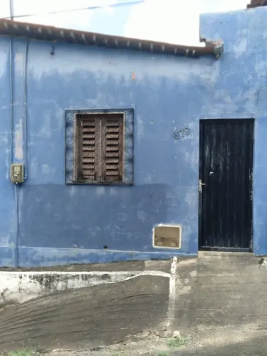 casa com 5 comodos 1 sala,quarto,cozinha,banheiro,lavanderia localizada em apuiares