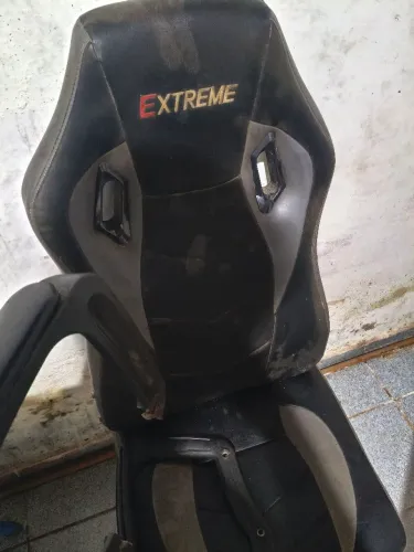 Cadeira extreme com poeira e braço quebrado