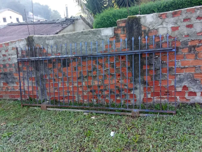 Vendo portão barato pra ir hoje 225.pra vim buscar bem abaixo do preço que vale