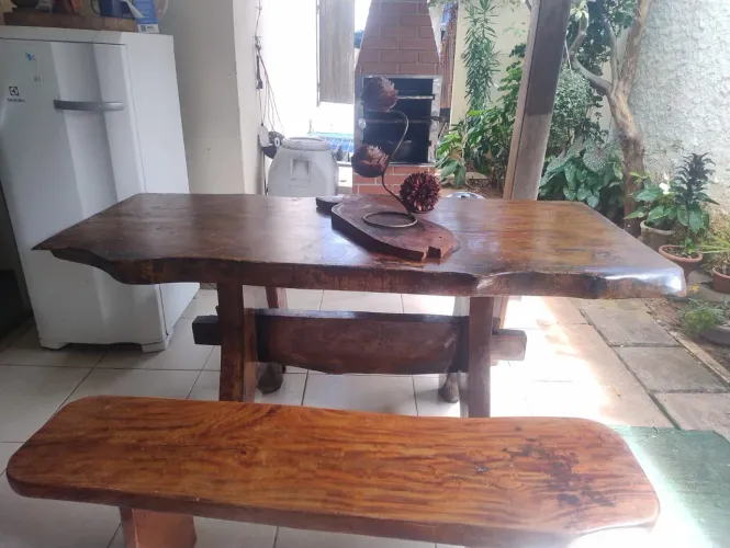 Mesa Rustica de Madeira com bancos.