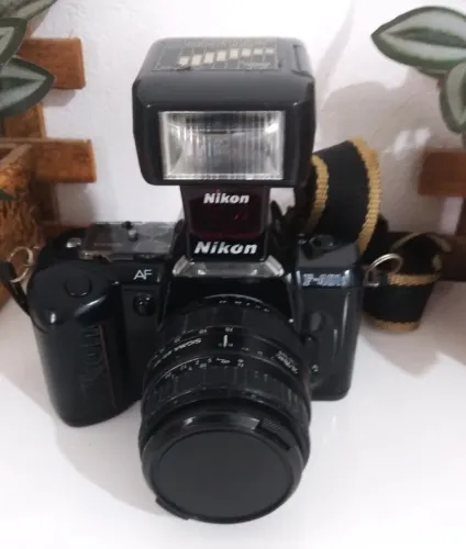 Câmera analógica Nikon F-401s com Flash e Lente Sigma