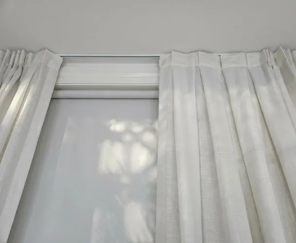 Cortina c/forro black-out 100% e trilho Novos