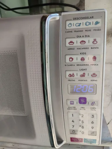 Microondas Electrolux de 34 litros funcionando perfeitamente
