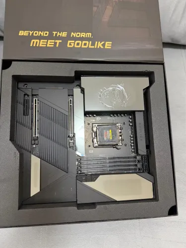 Placa mãe AM5 MAG x870e GODLIKE