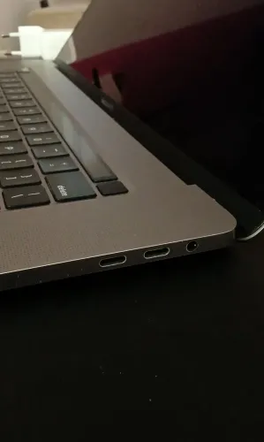 MacBook Pro Intel (Touch Bar / 4 Portas Type-C) - Troco Pau a Pau em Notebook