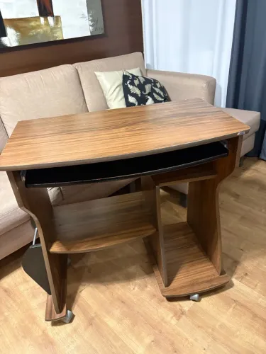 Mesa de Computador com Rodinhas e Porta-Teclado (Preço pra Desapegar!)