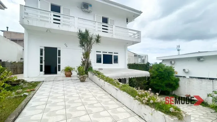 Ampla Casa à Venda em Coqueiros