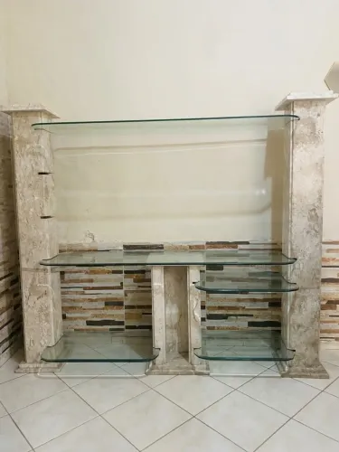 Rack de mármore e vidro