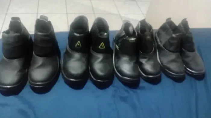 Bota de  segurança ( EPI) os 4 por 60 reais n°39