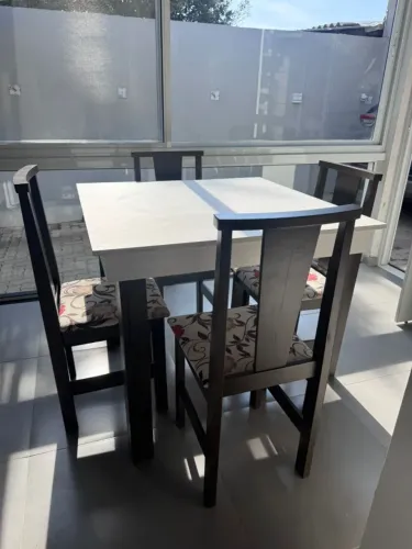 Mesa quadrada + 4 cadeiras com assento estofado (floral)