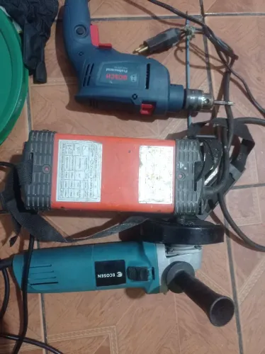 Venda máquina de solda 220 lixadeira i furadeira ..valor 900 reais 