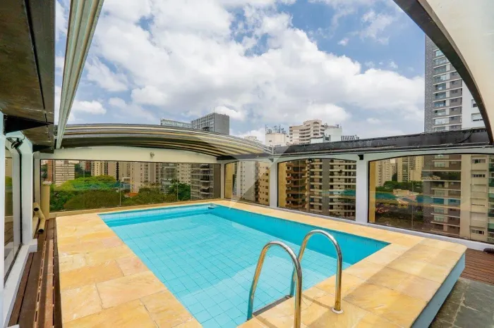 Já pensou em morar em uma cobertura duplex em Moema, fora da rota de avião?
