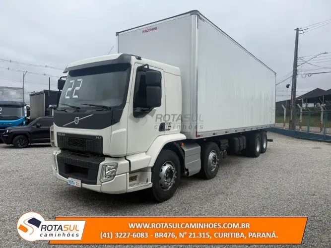 VOLVO VM 330 2022 BAÚ 9,00M
