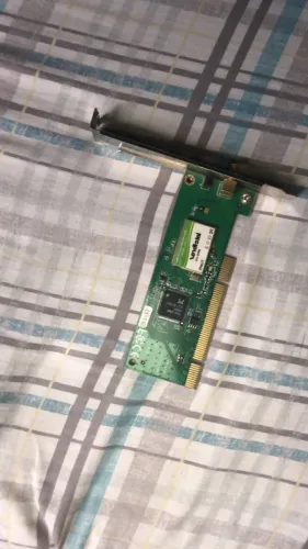 placa é uma placa de rede Wi-Fi PCI para computador de mesa (desktop)