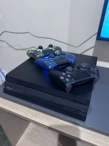 Vende-se PS 04 PRO 1TB. 03 controles + 10 jogos. R$ 2.500. Divide no cartão.