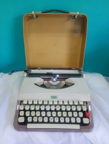 Máquina de escrever japonesa Evadin - anos 70