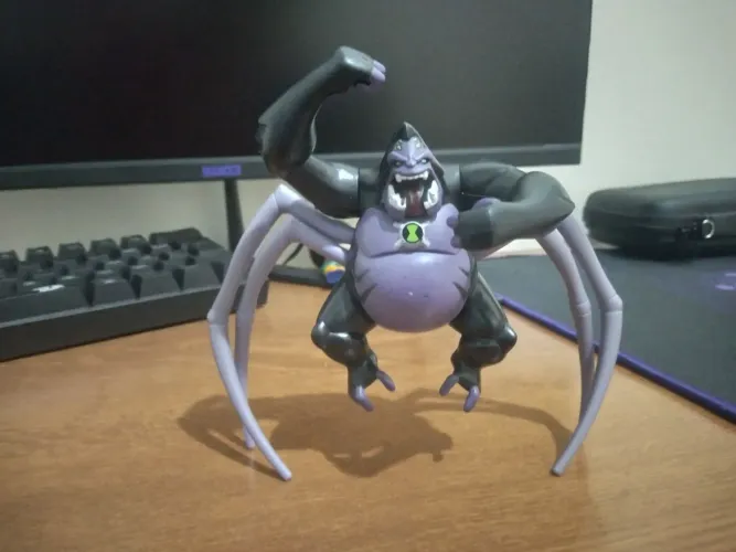 Brinquedo ben 10 macaco aranha