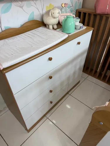 Cômoda com porta madeirada