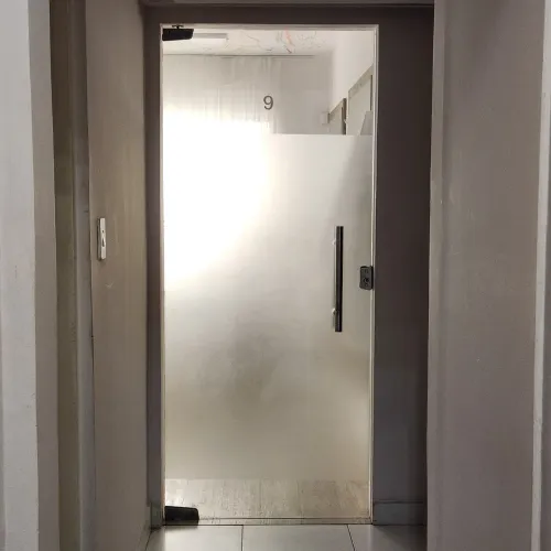 Porta de Giro 90x2,10m em Vidro Temperado 10mm com Película Jateada