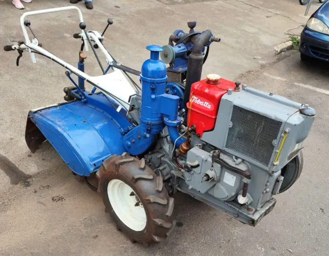 Vende trator Tobata