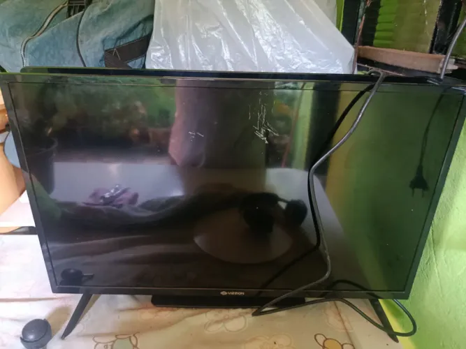 Duas televisão com problema na tela
