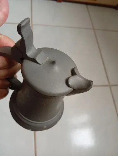 Vendo Caneca/Caneco com tampa articulada de Estanho São João Del-Rei
