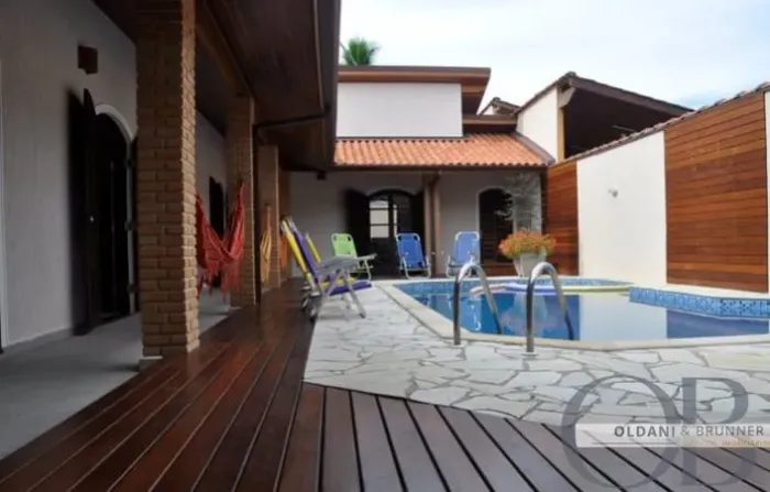 CASA DE ALTO PADRÃO DENTRO DE CONDOMINIO FECHADO.
