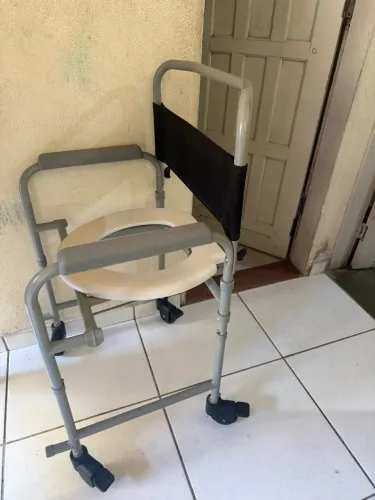 Vendo cadeira de roda para tomar banho