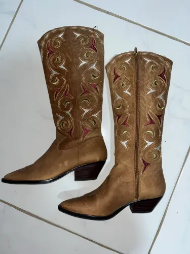 Bota Luiza Barcelos