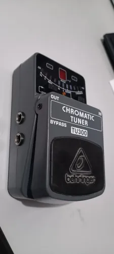 Pedal Afinador - Behringer TU300 Chromatic Tuner