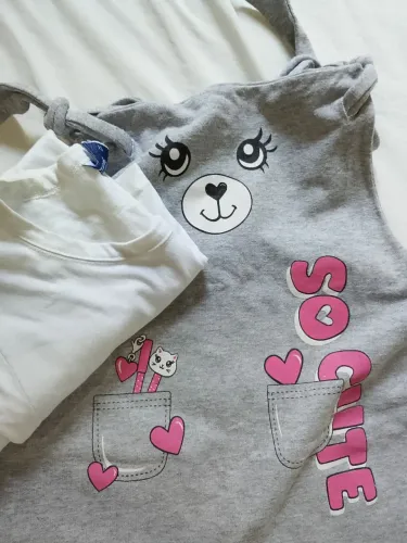 Jardineira cinza cute, acompanha camiseta