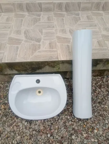 Pia de louça com coluna pra banh