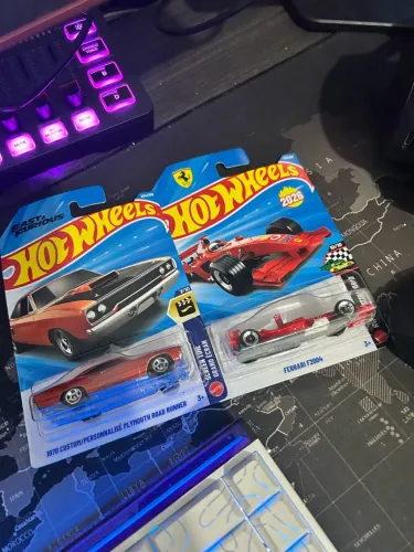 Hot wheels Ferrari e Plymouth