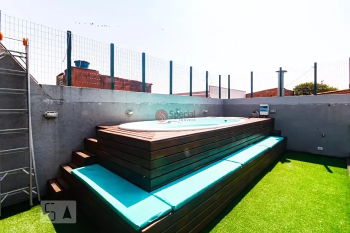 Sobrado na Vila Granada: Espaçoso com piscina, suíte e 3 vagas. Próximo ao Metrô.