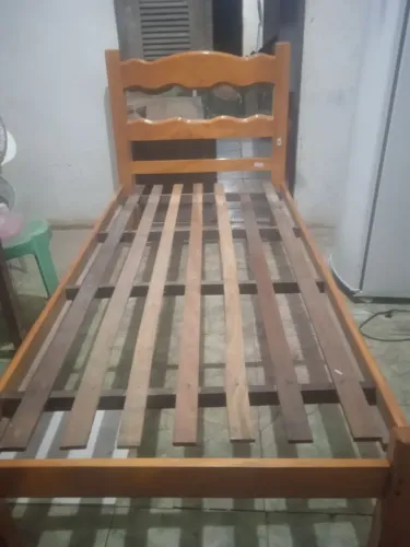 Cama de solteiro em madeira com espelho bem conservada