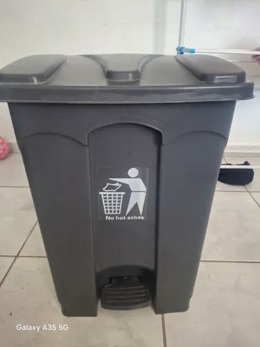 Lixeira com pedal 100 litros
