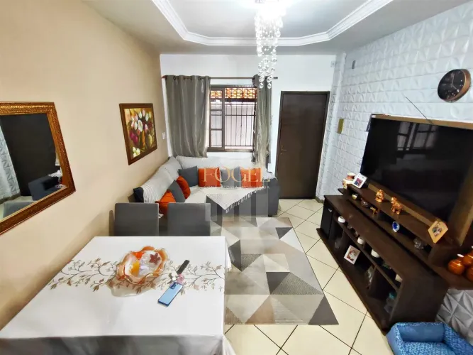 Santa Maria/Juiz de Fora- Casa com 2/4, Terraço e Vaga de Garagem
