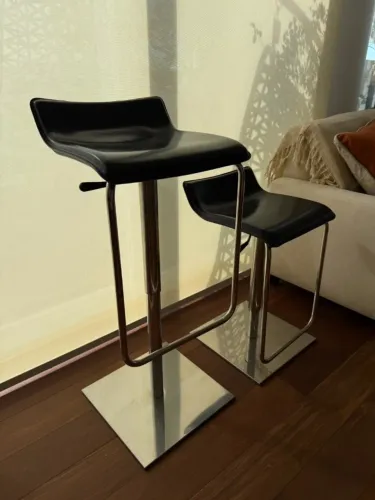 Banquetas Asolo cromadas com assento em couro preto