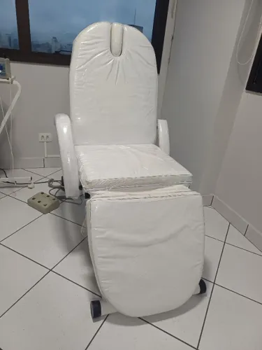 POLTRONA MACA COM REGULAGEM ELÉTRICA DE ALTURA, ENCOSTO E PERNA