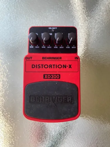 pedal XD300 DISTORTION-X Behringer c/ DEFEITO