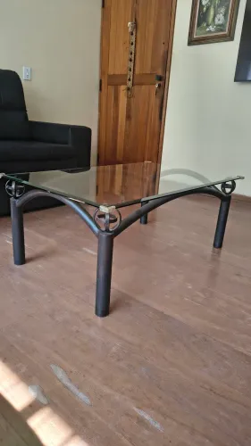 Mesa de centro de vidro 105 cm de comprimento por 65 cm largura e 41cm de altura.