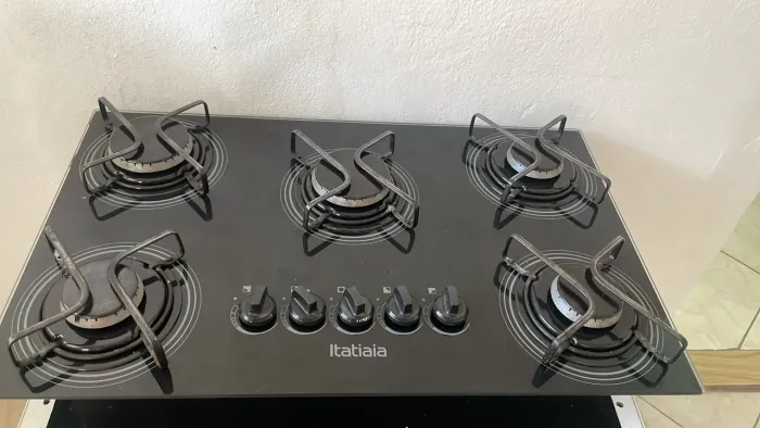 Vende - se este armário e fogão coktop 5 bocas retira no bairro industrial