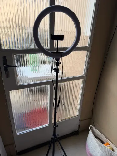 Ring Light LED com tripé ajustável e suporte para celular.