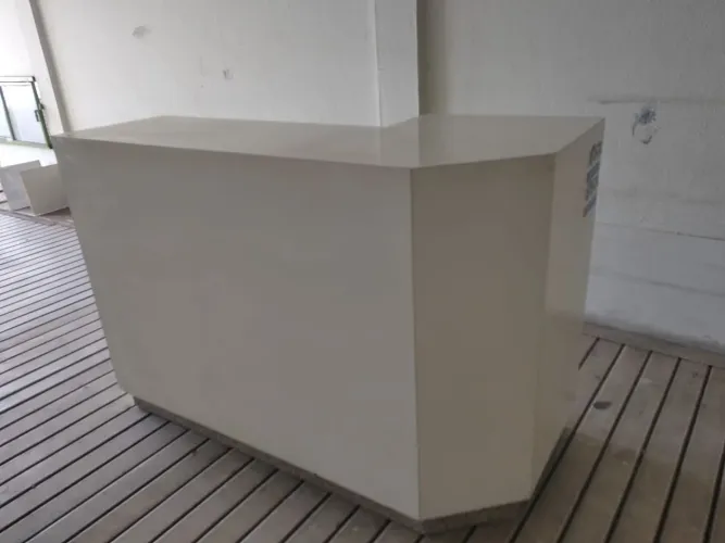 Balcão em L para atendimento e recepção