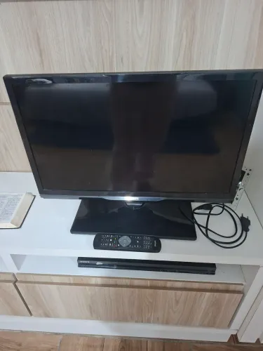 Vendo tv philips 23 polegadas com controle, não é smart,está funcionando perfeitamente