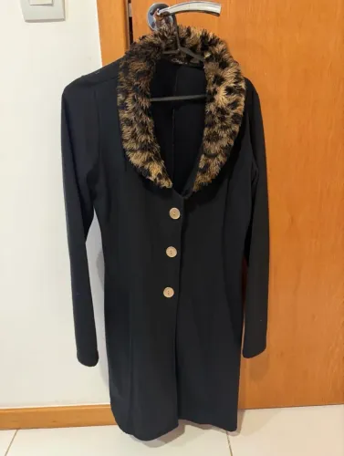 Sobretudo feminino preto com gola de oncinha 